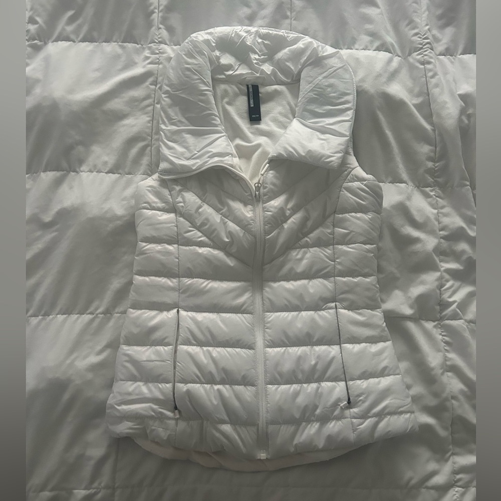 White Sleeveless puffer jacket from mondetta.